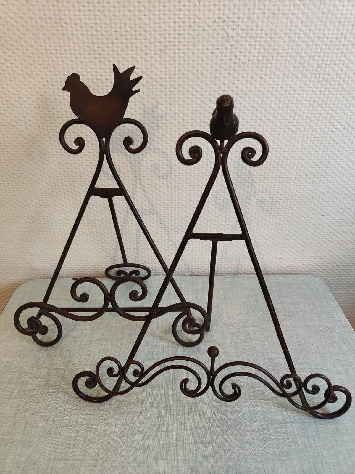 Duo de chevalets décoratifs en fer forgé patiné, silhouettes coq et oiseau, style vintage