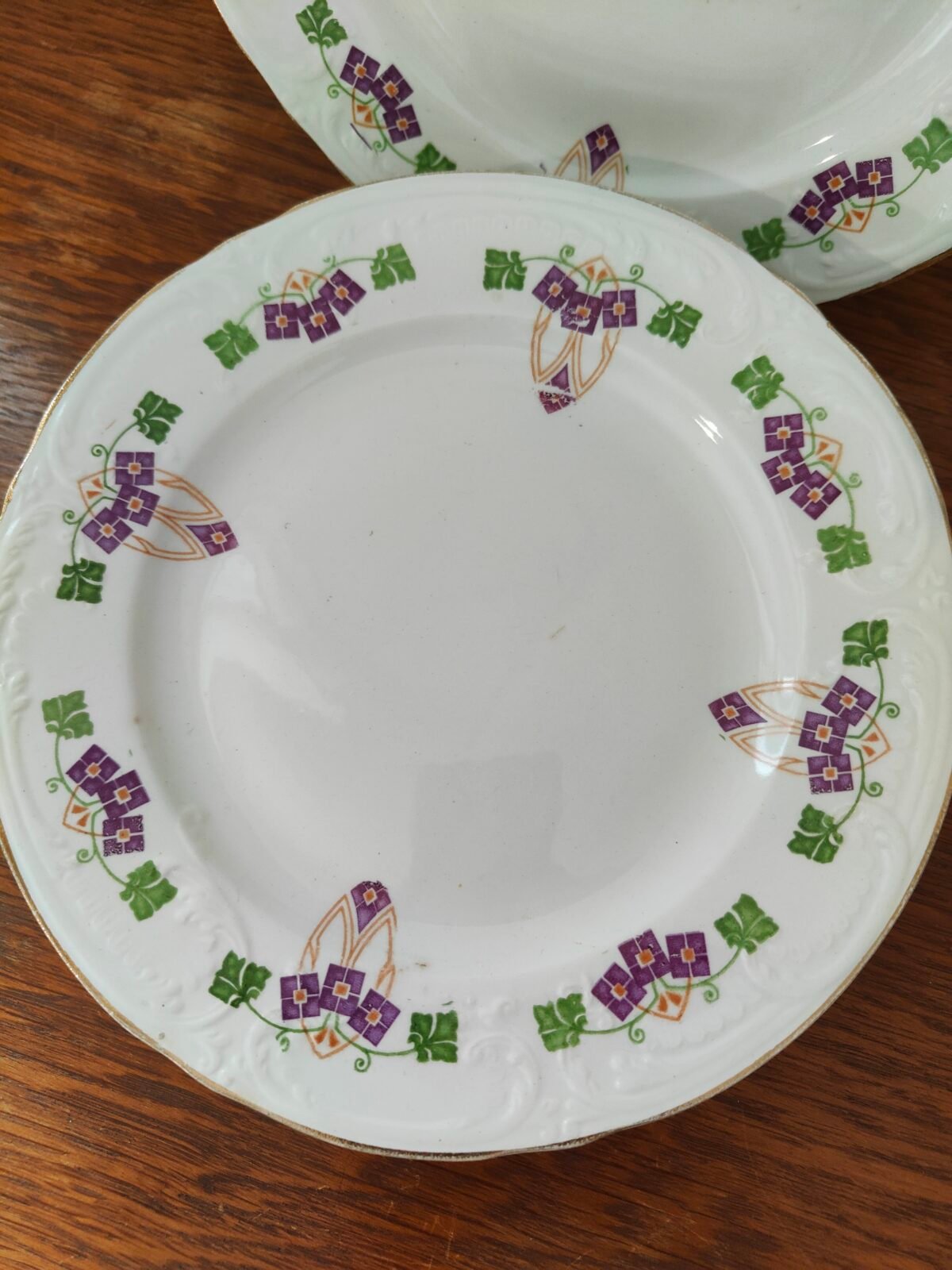 détail décor fleuri vert violet assiette ancienne