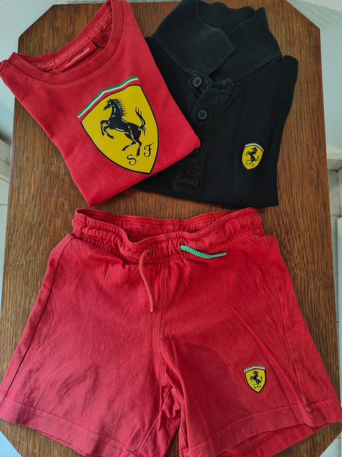 polo ferrari enfant noir ecusson
