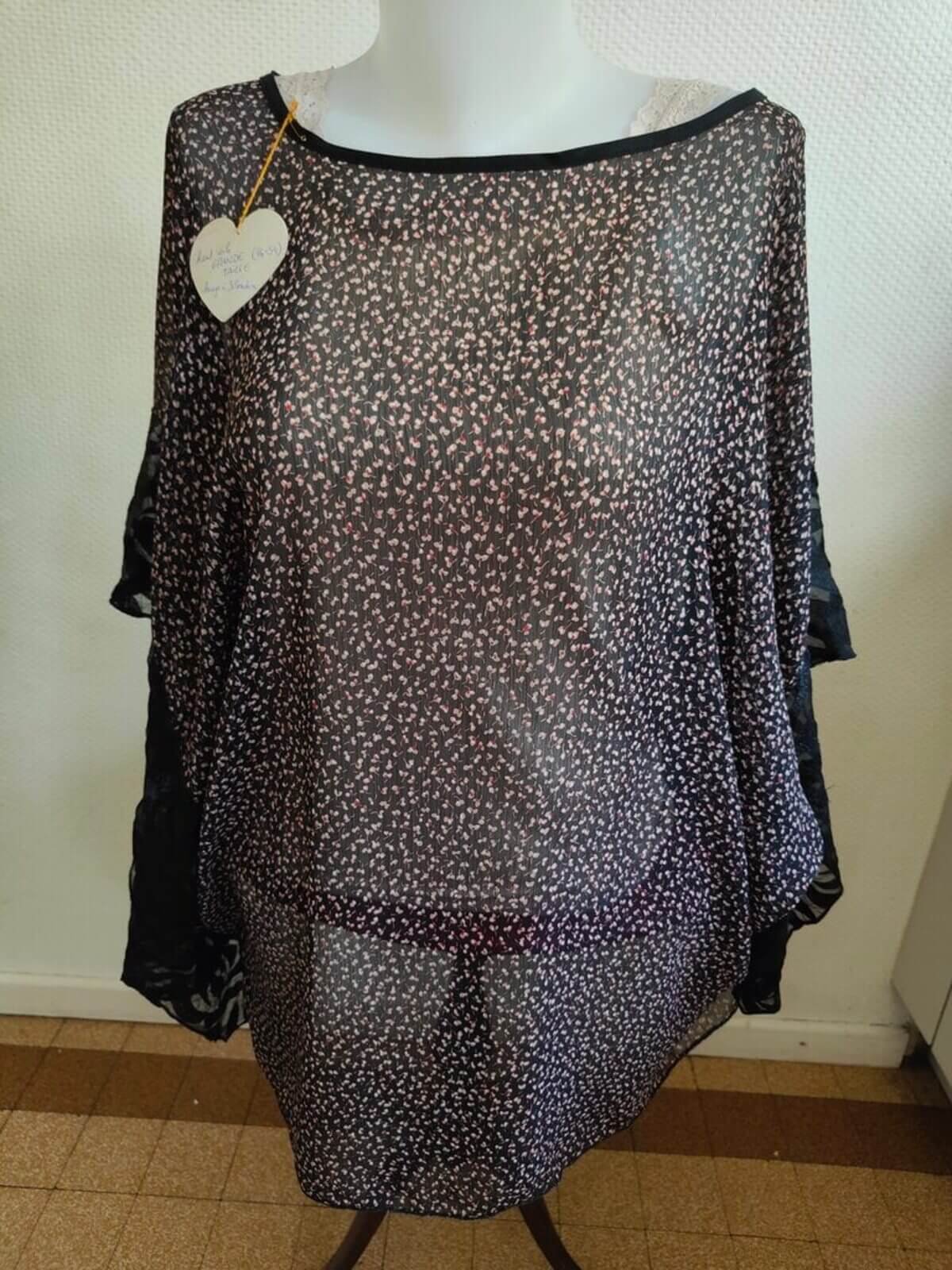 Tunique noire grande taille vue de face fluide