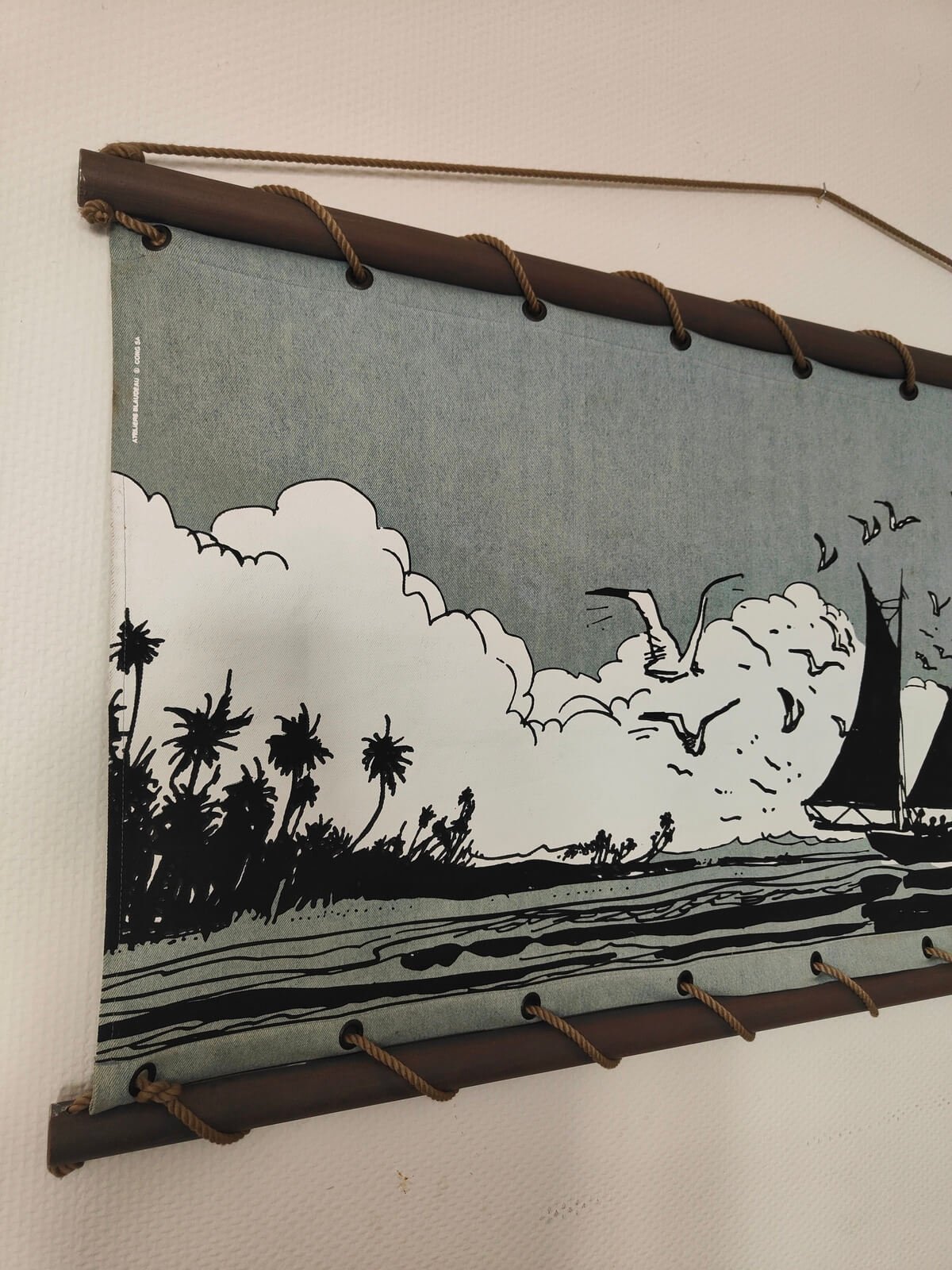 baguettes bois toile murale vintage Corto Maltese
