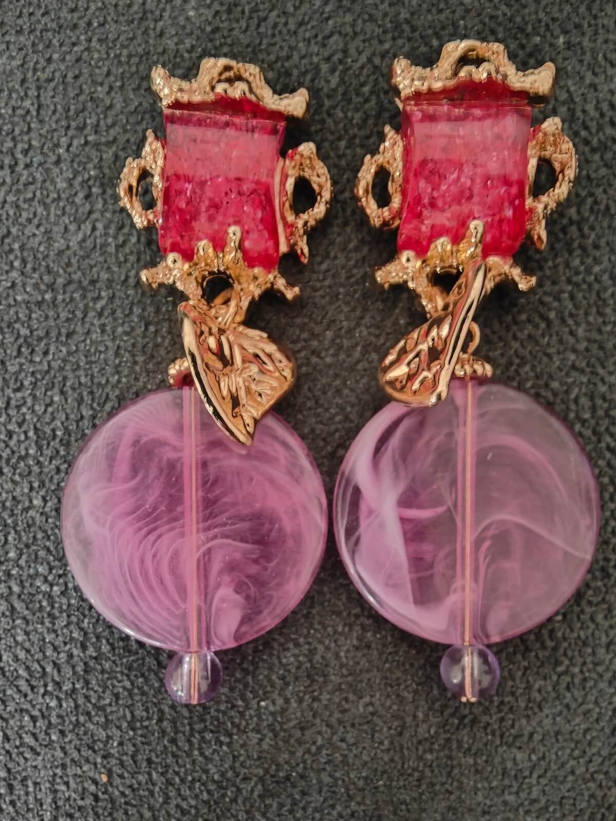 boucles d’oreilles fuchsia portées style soirée élégante
