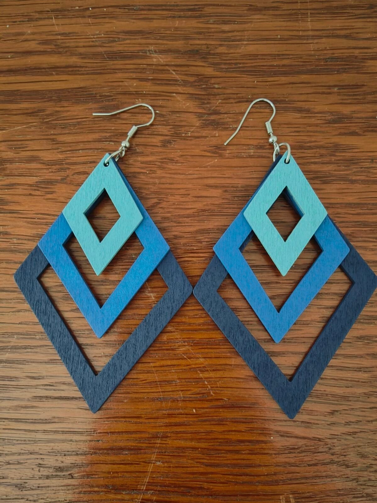 boucles d oreilles bois bleu turquoise forme losange face