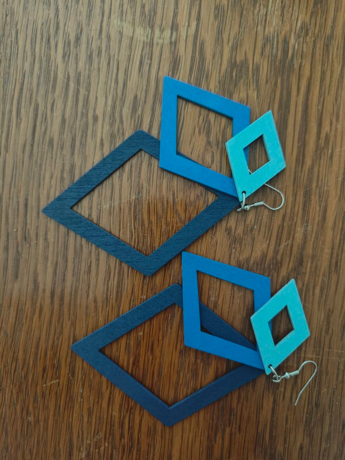 boucles oreilles bleu portées tenue été chemise jean