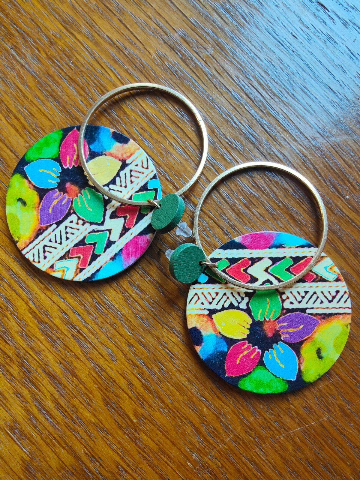 boucles d’oreilles métal doré bois contraste naturel