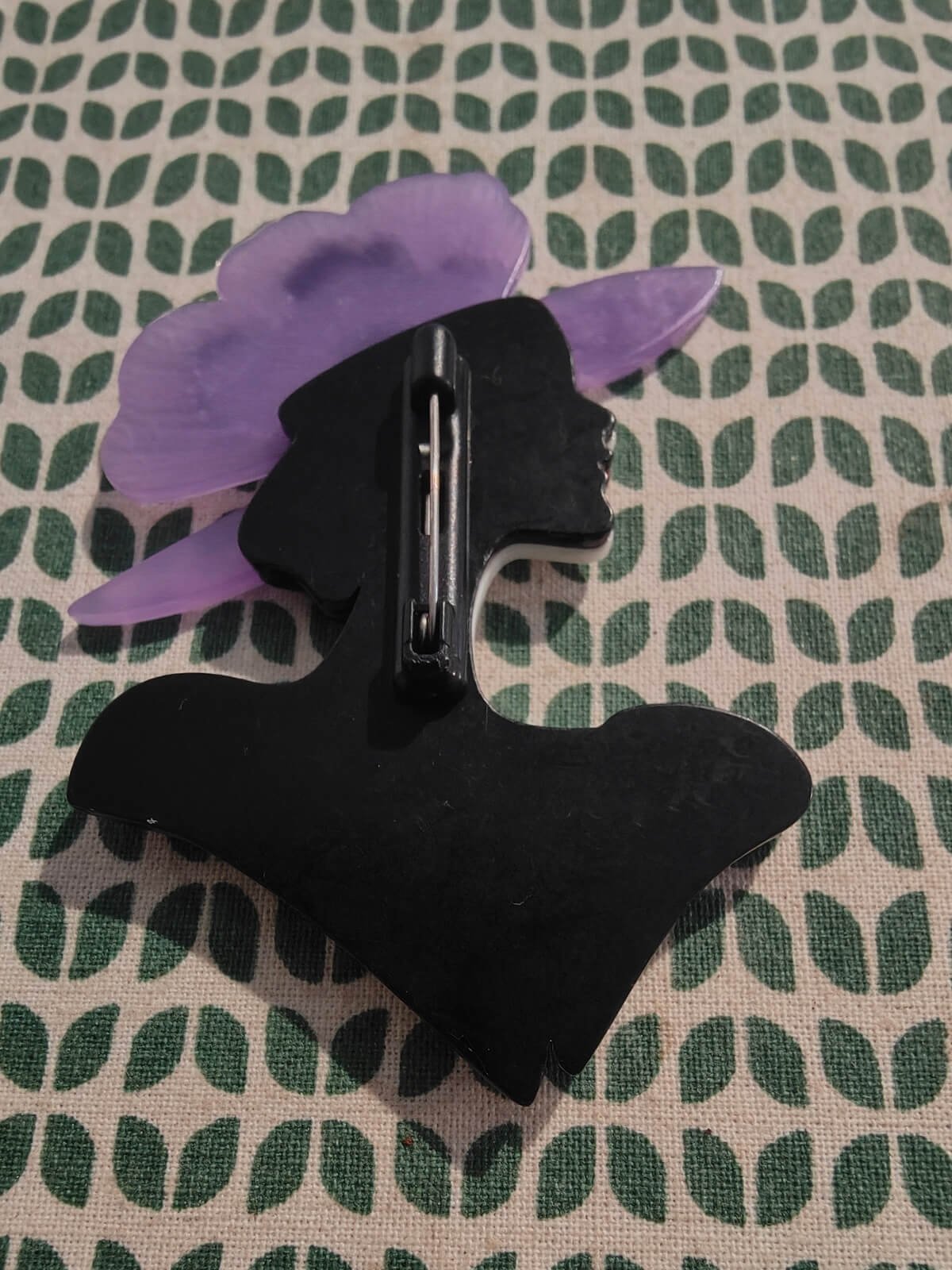 broche vintage portée veste accessoire mode occasion