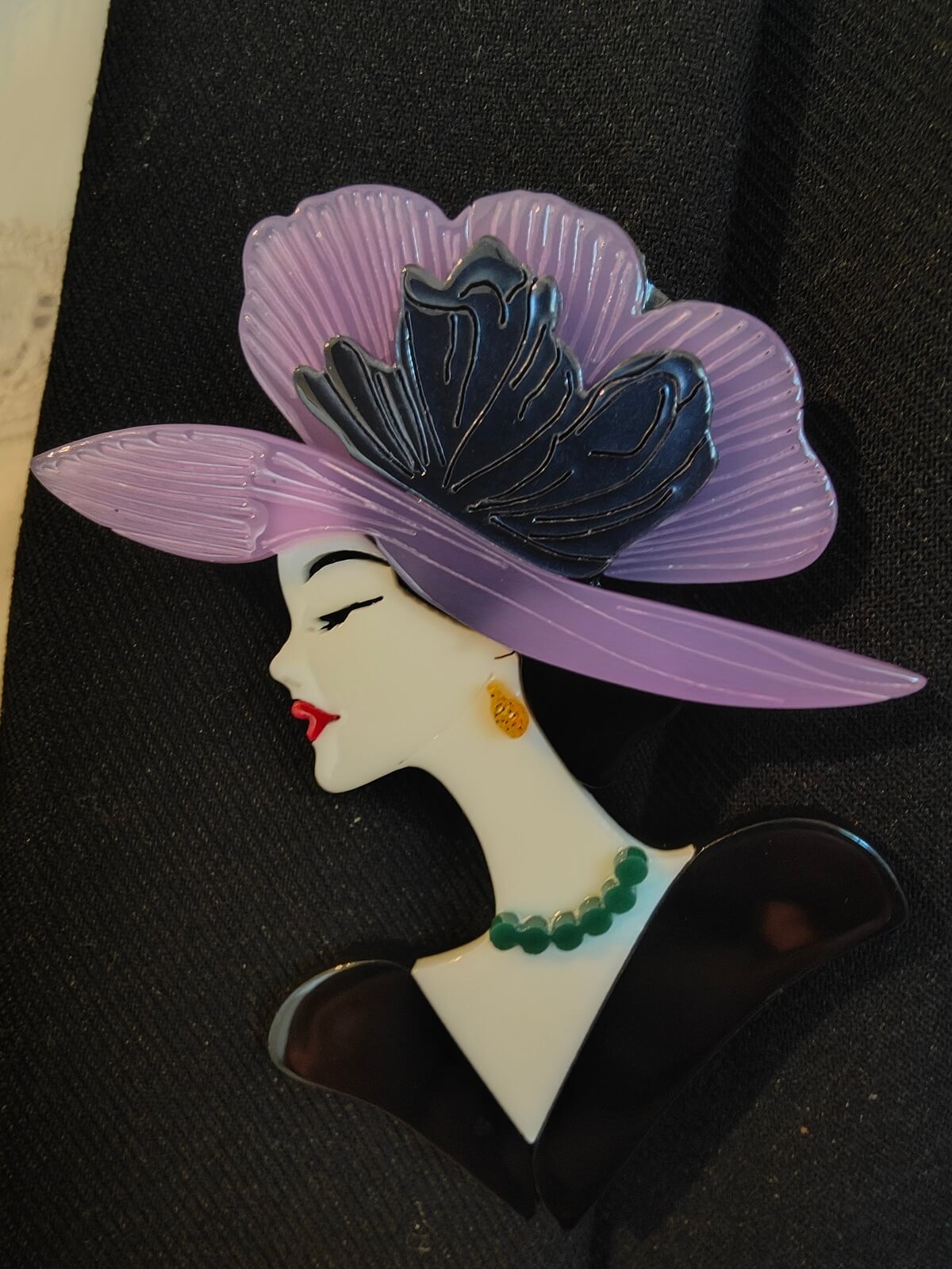 détail broche vintage lèvres rouges relief occasion