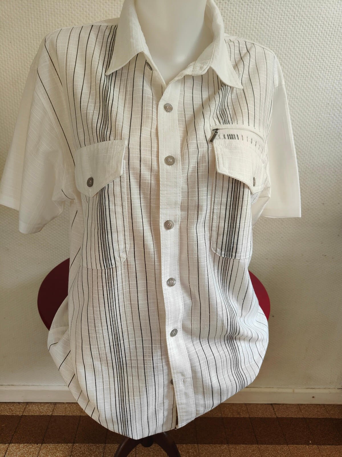 chemise homme occasion rayures noir gris fond blanc face