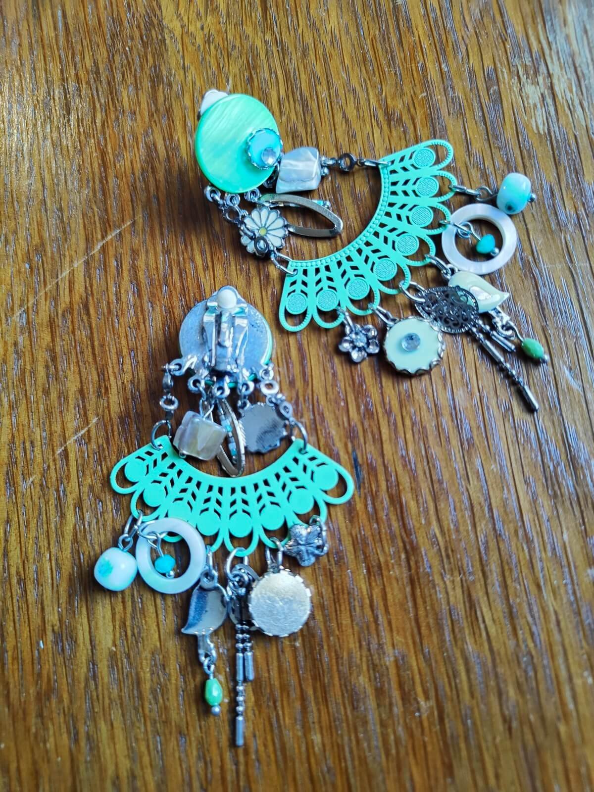 détail breloques boucles d oreilles vintage fleurs perles turquoise