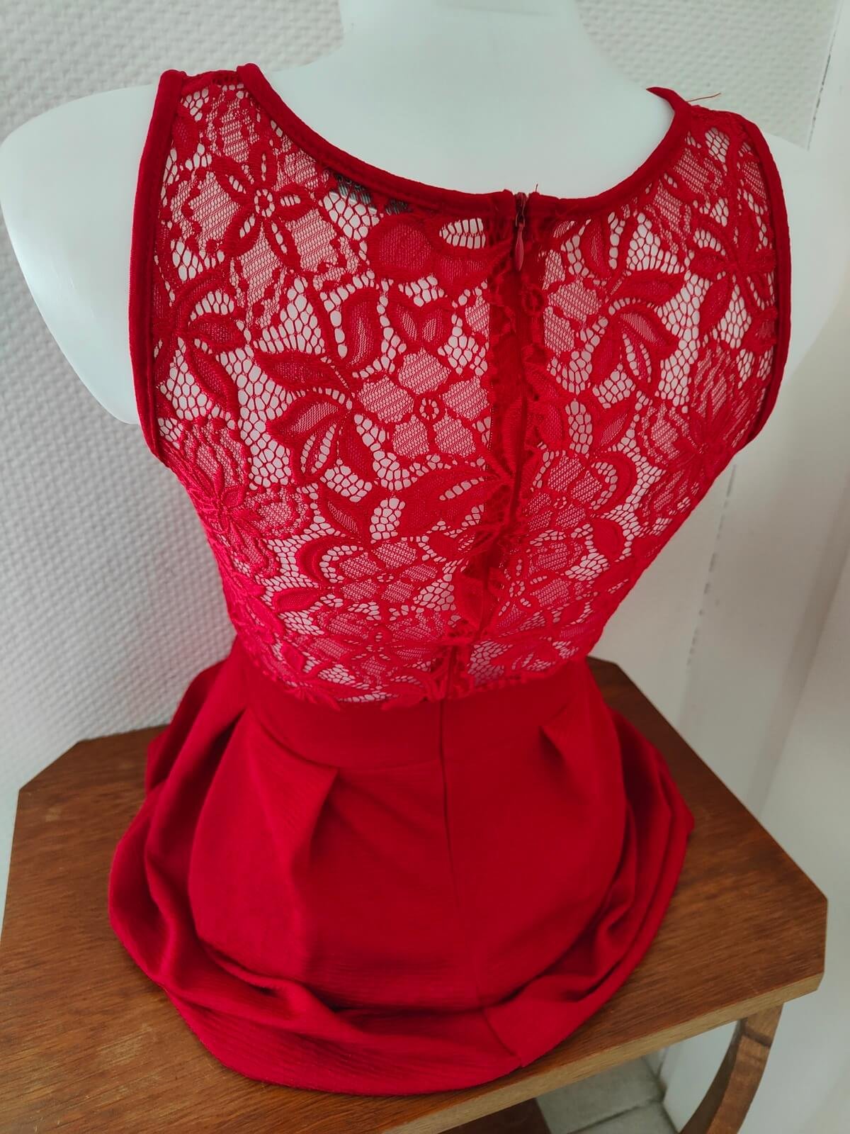 détail dentelle robe cocktail occasion épaules dos