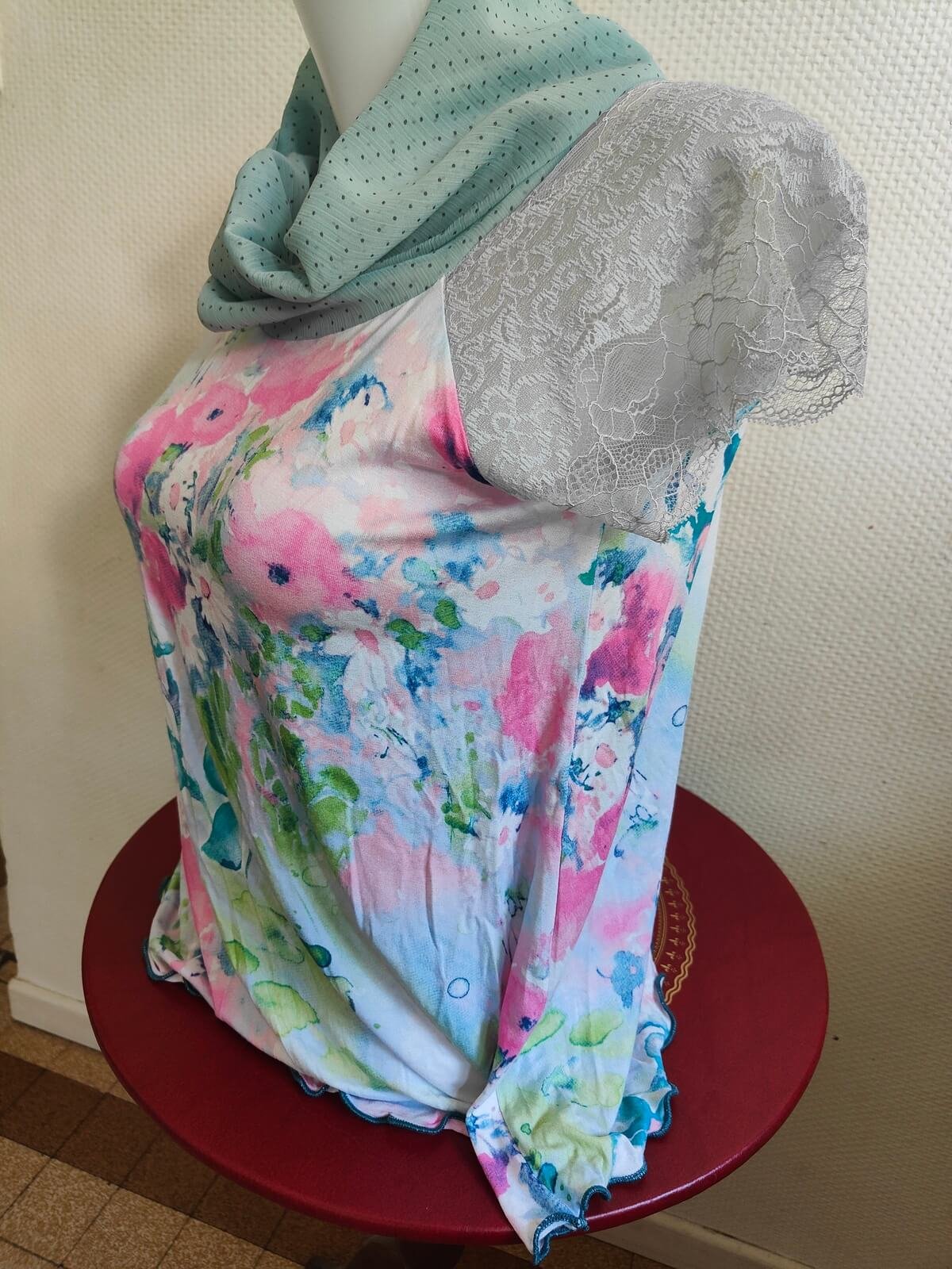 détail motif floral aquarelle haut femme occasion pastel