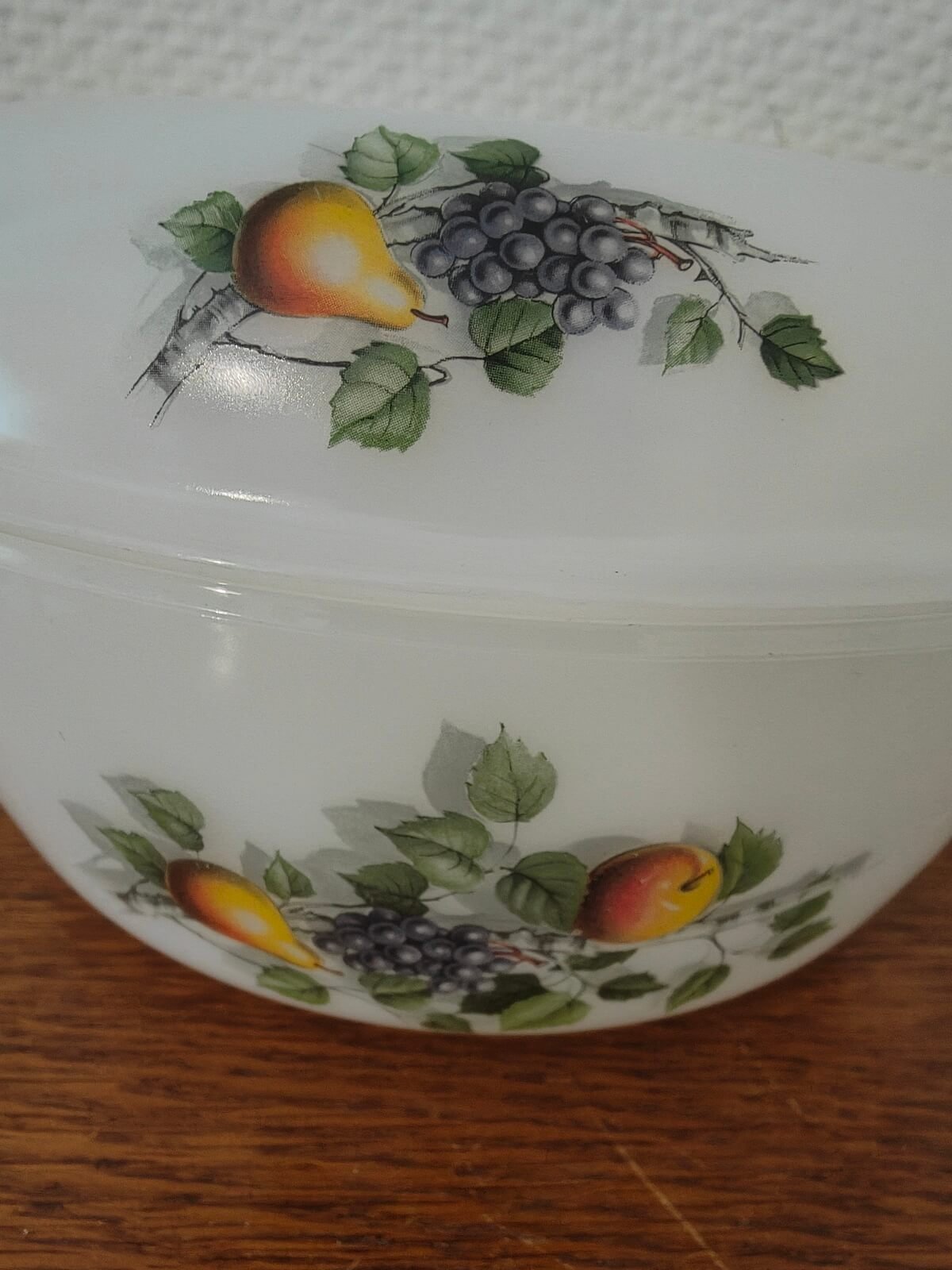 détail décor fruits raisin poire soupière arcopal vintage