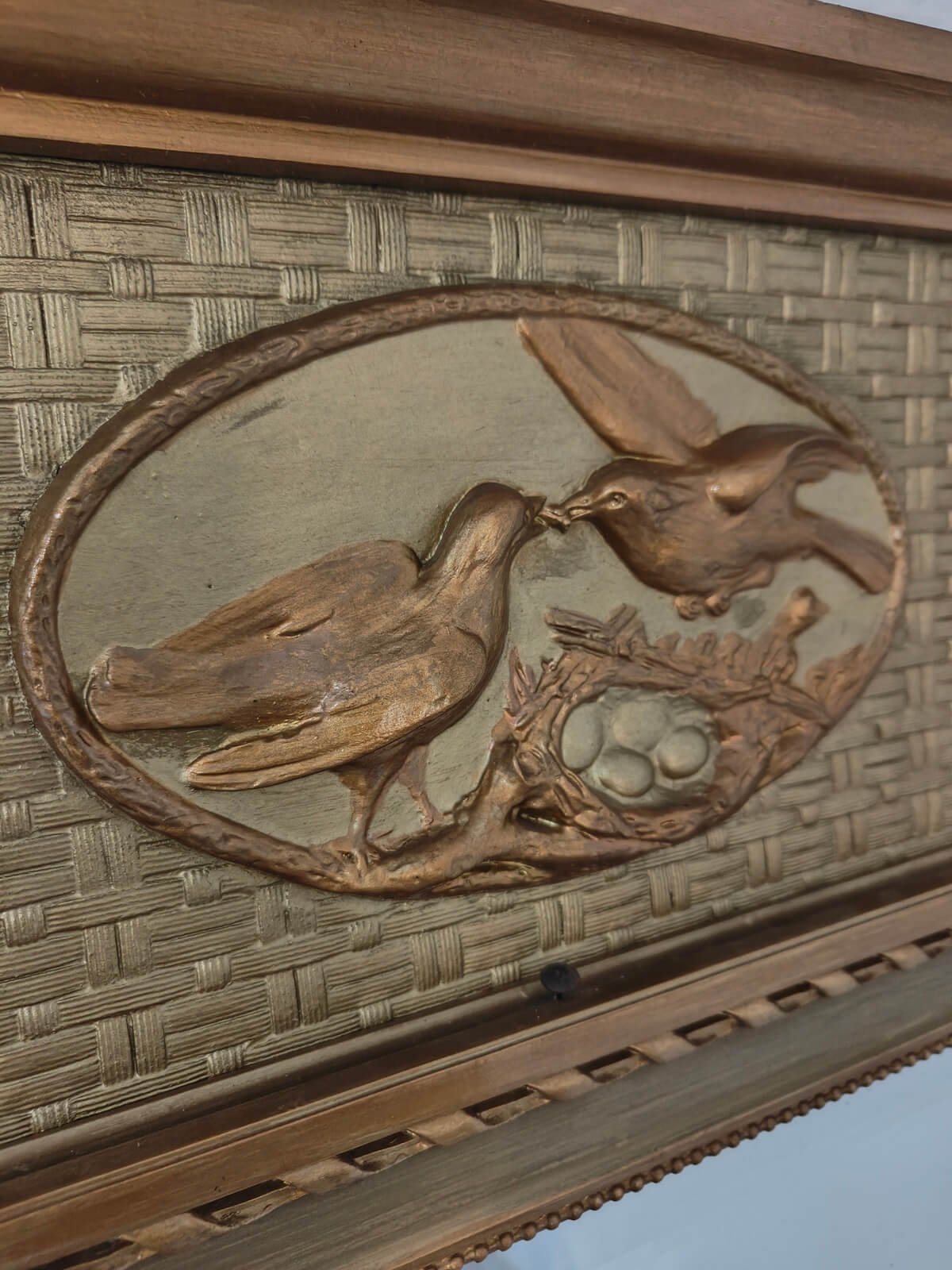 détail trumeau ancien décor oiseaux relief bois sculpté