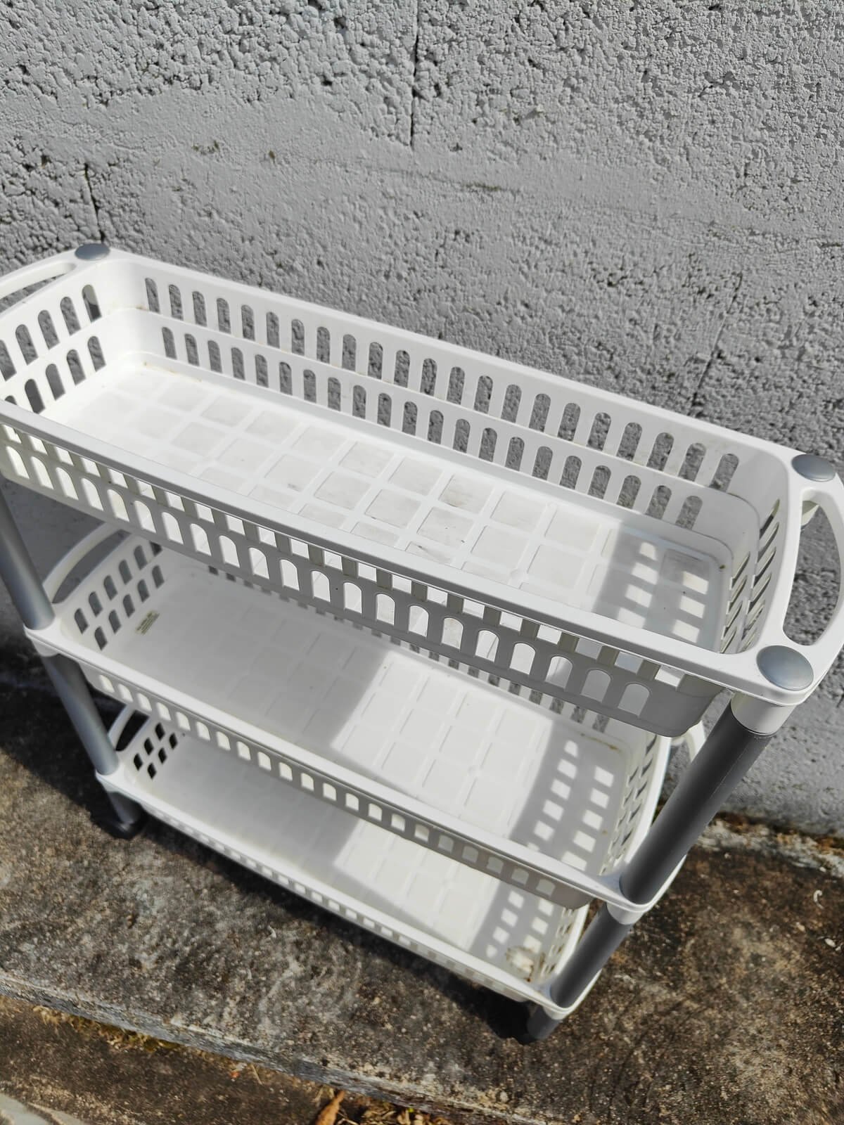 panier ajouré étagère rangement occasion ventilation produits ménagers