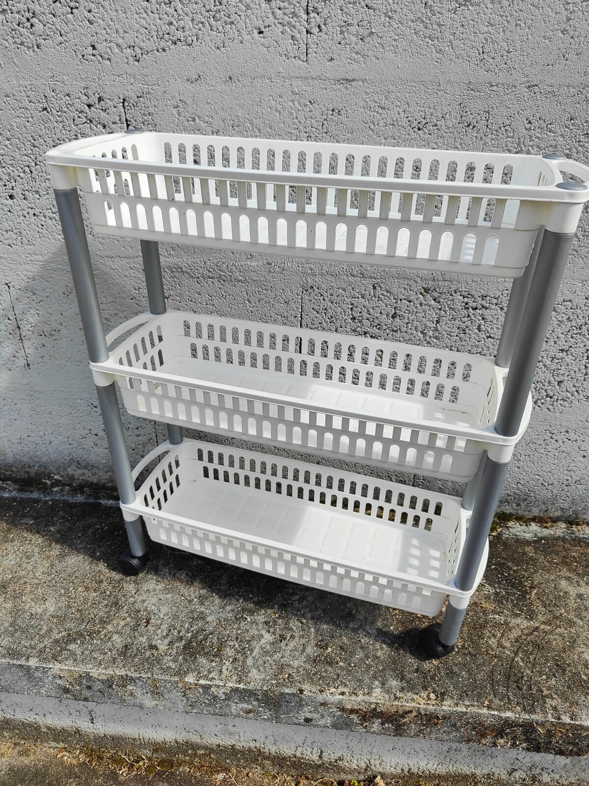étagère de rangement 3 niveaux sur roulettes occasion en plastique ajouré