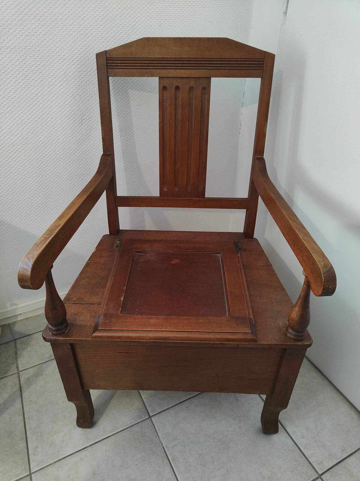 fauteuil d’aisance ancien en bois vintage avec pot céramique occasion