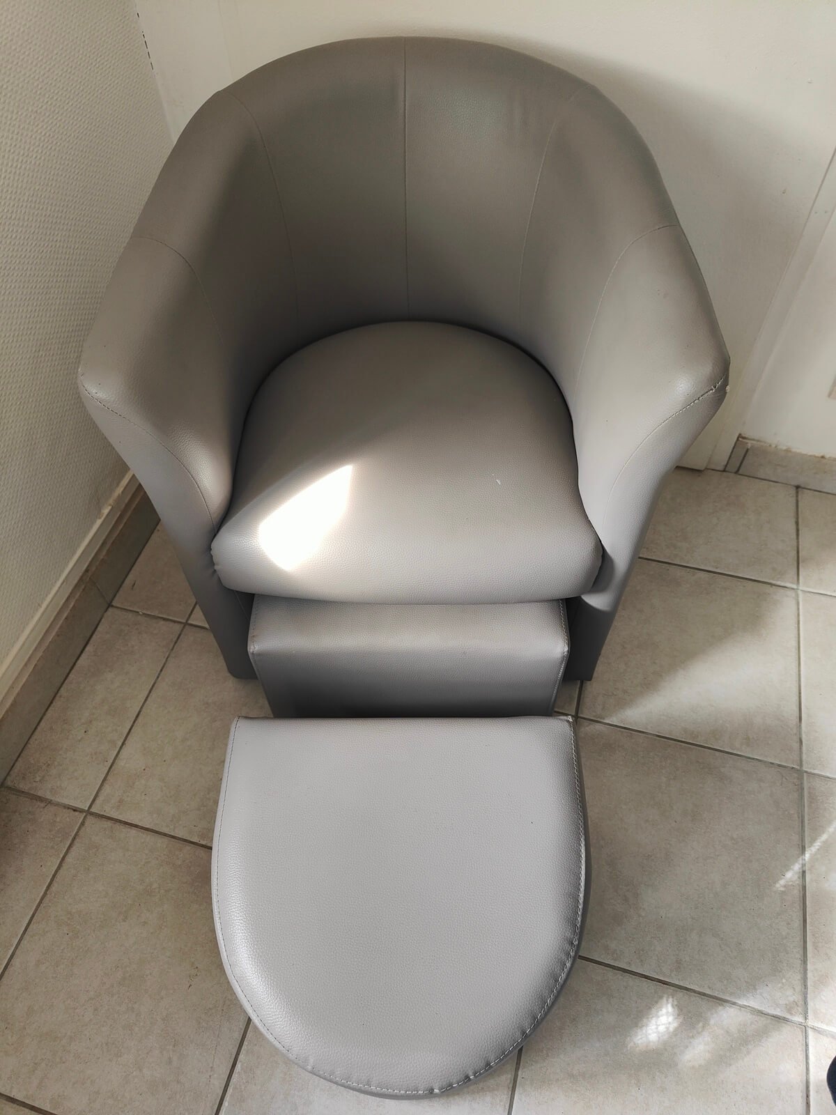 fauteuil cuir gris clair occasion avec deux poufs moderne