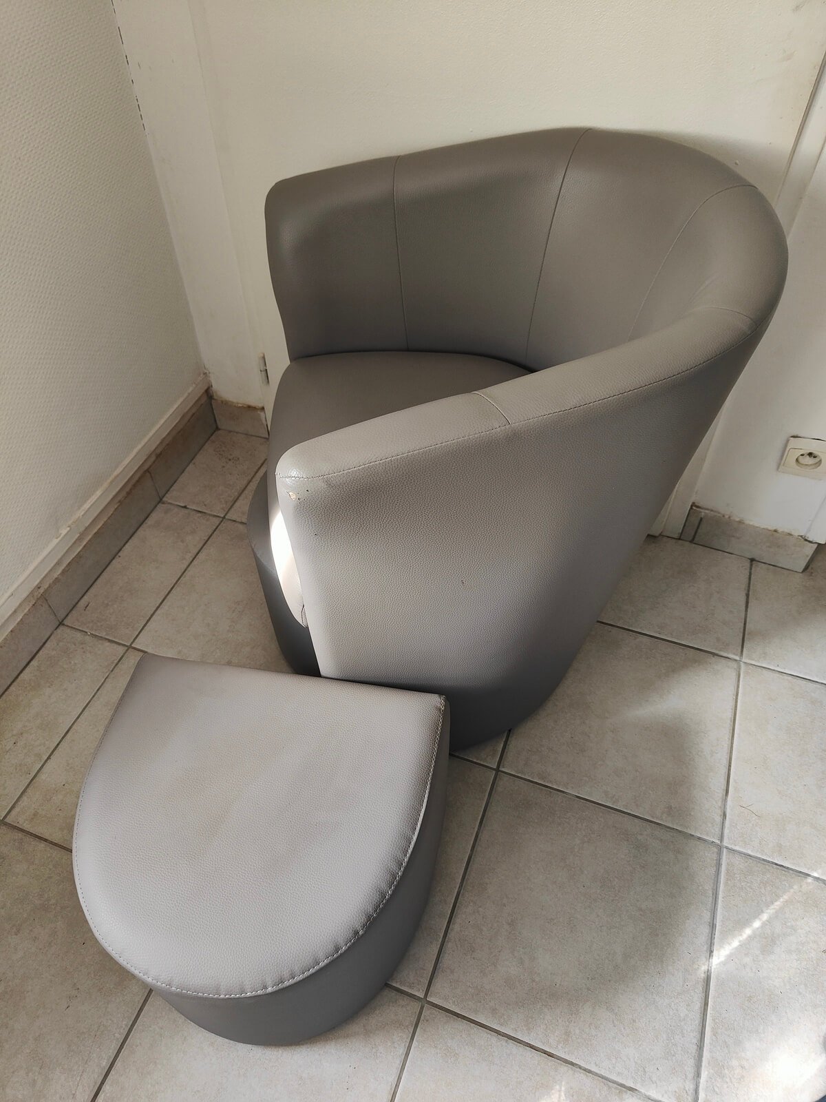 fauteuil cuir gris style minimaliste seconde main