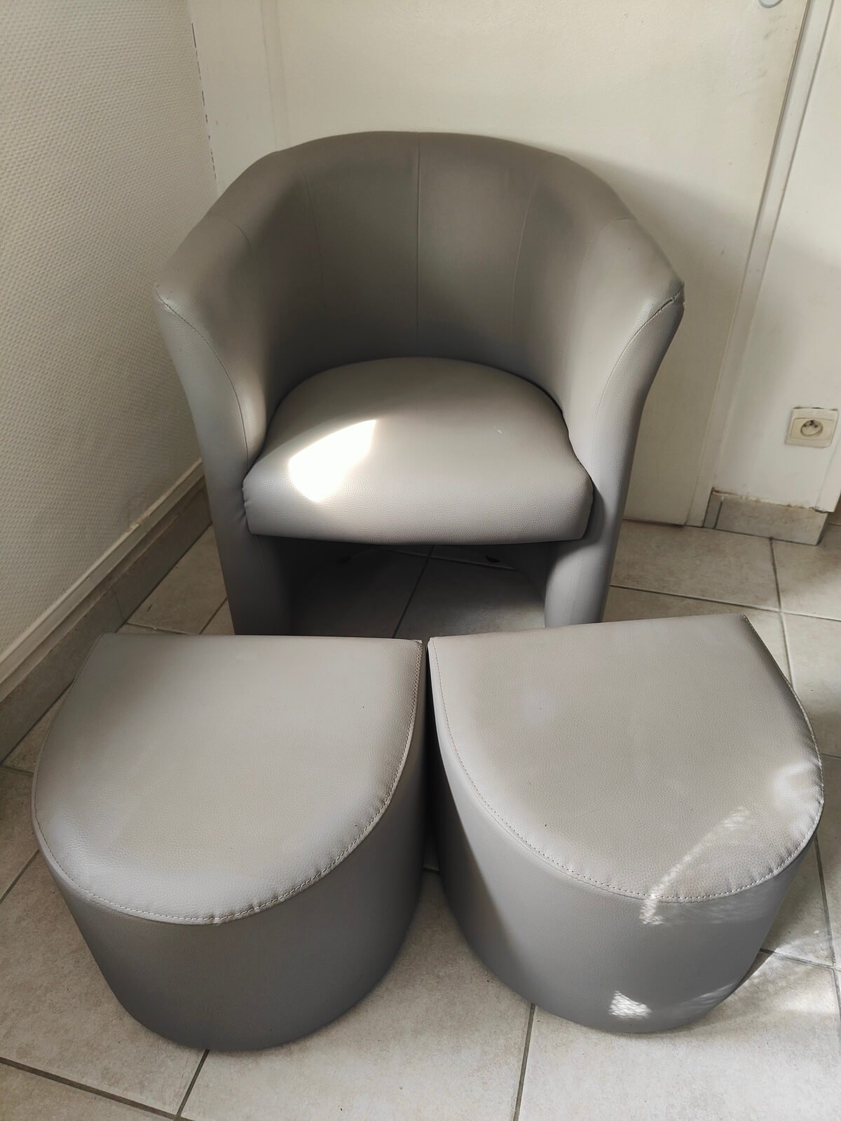 fauteuil et poufs cuir gris en situation salon occasion