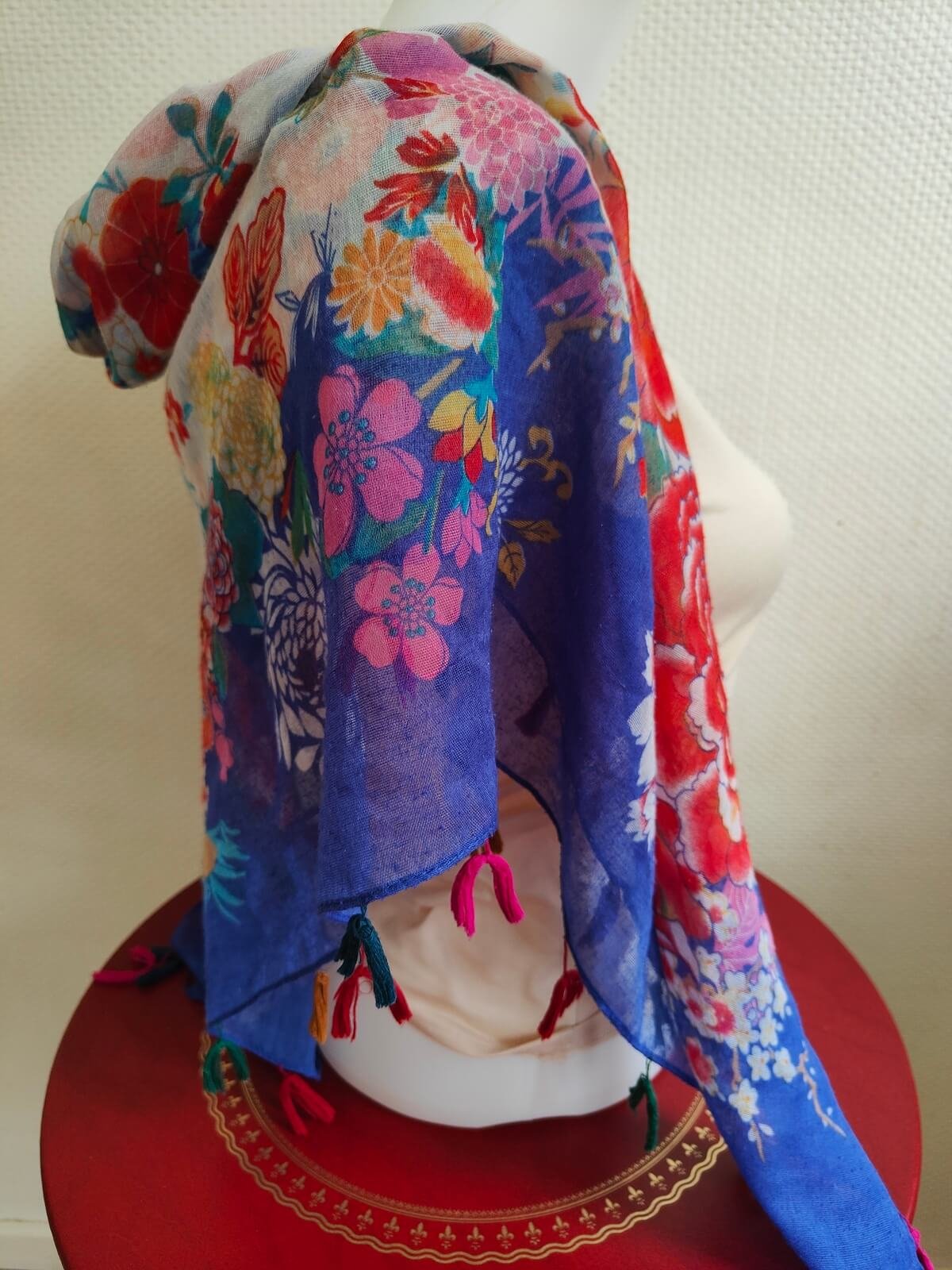 foulard carré porté autour du cou et épaules seconde main