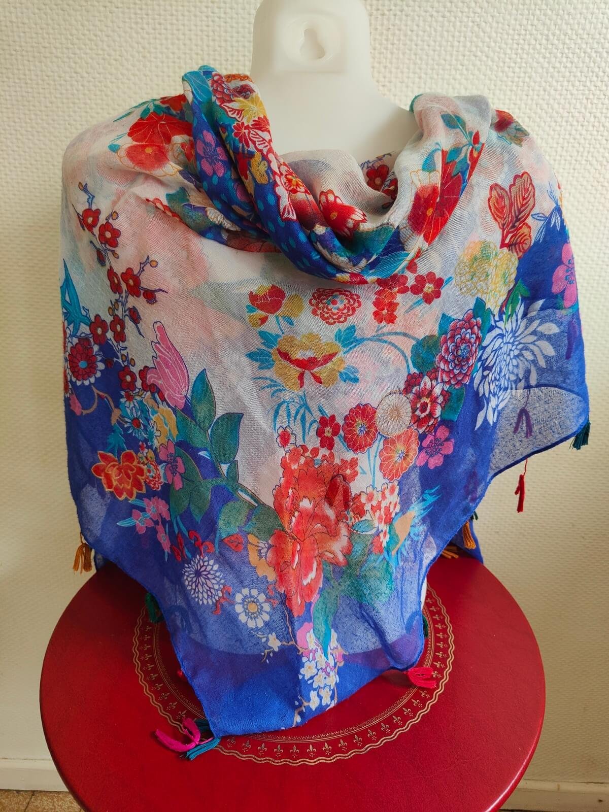 détail foulard floral couleurs rouge rose bleu occasion