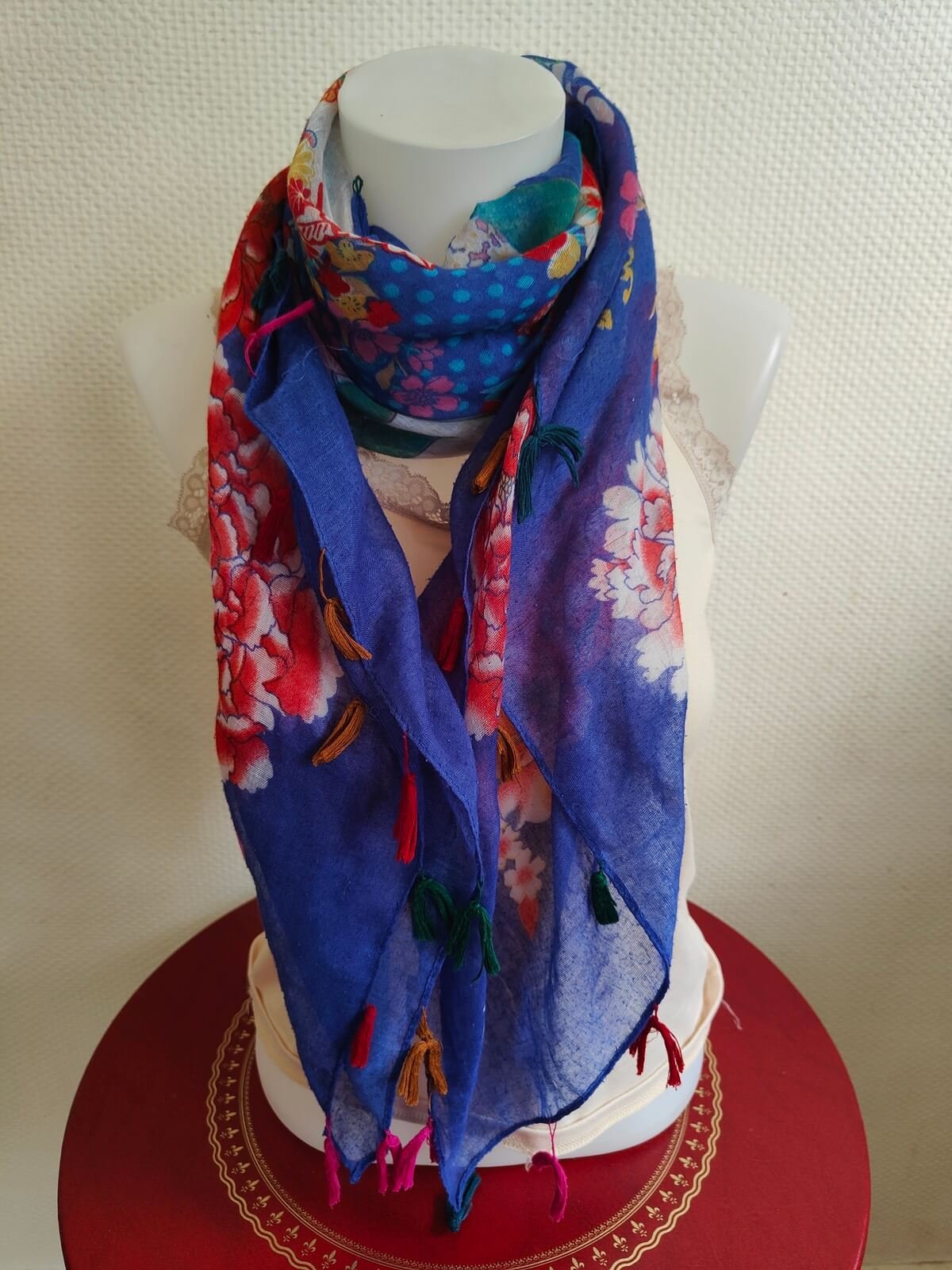 foulard utilisé en bandeau cheveux style vintage occasion