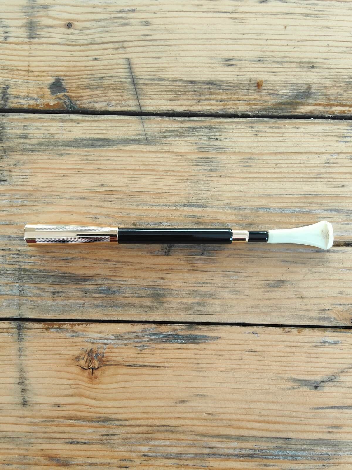 détail embout dore fume cigarette vintage occasion