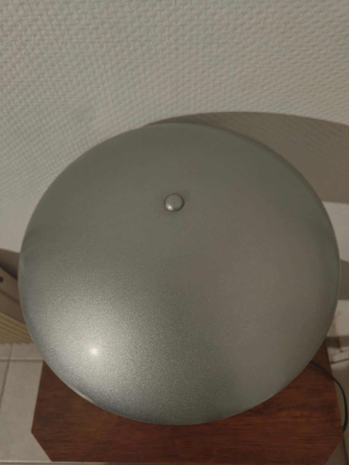 détail socle bois et structure métal lampe vintage