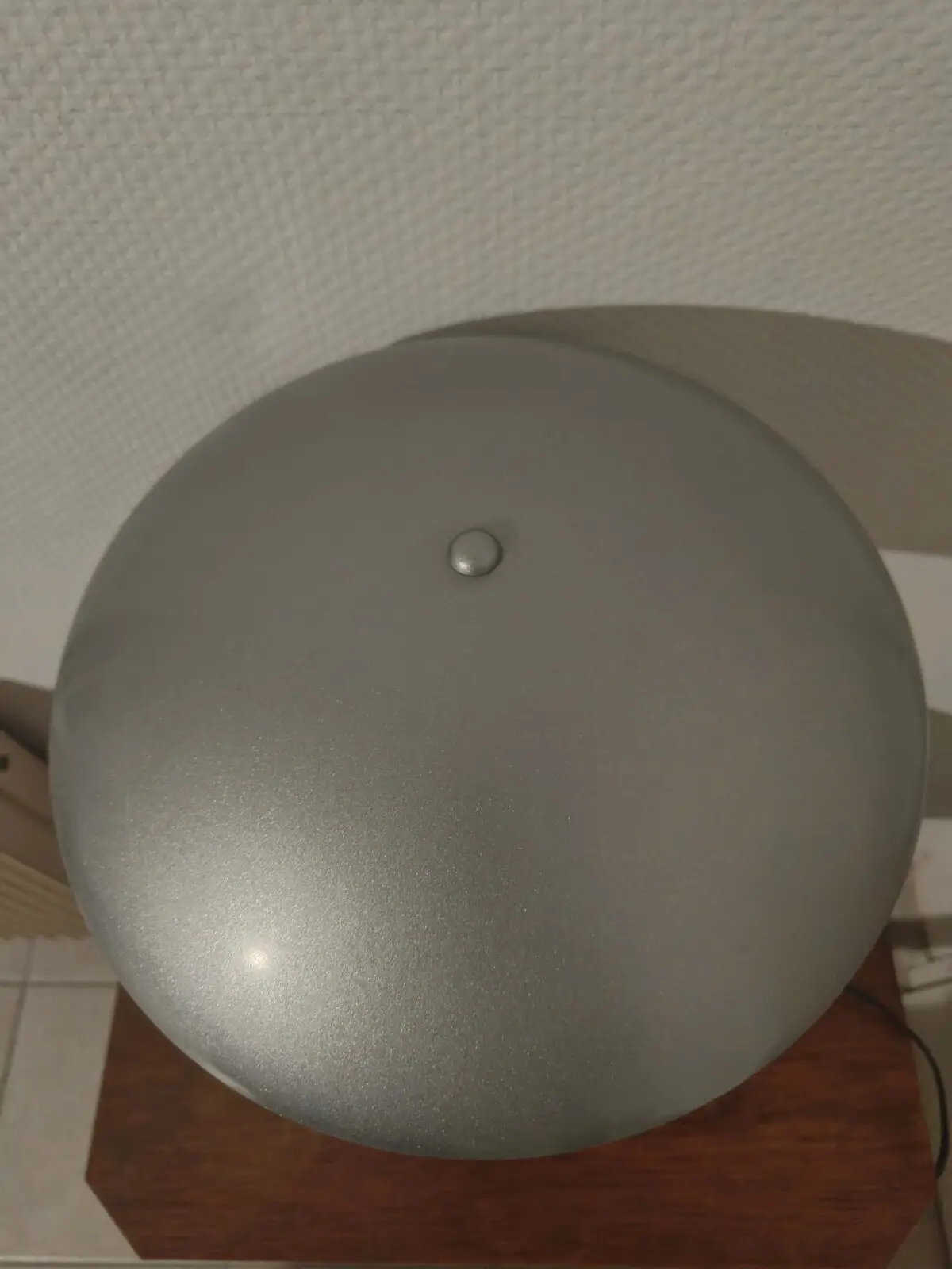 détail socle bois et structure métal lampe vintage