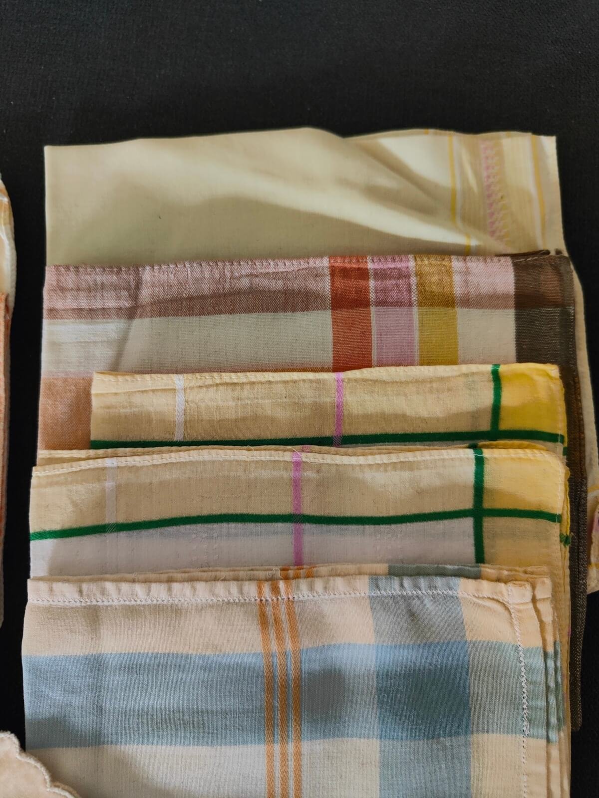 mouchoirs brodés bord festonné vintage