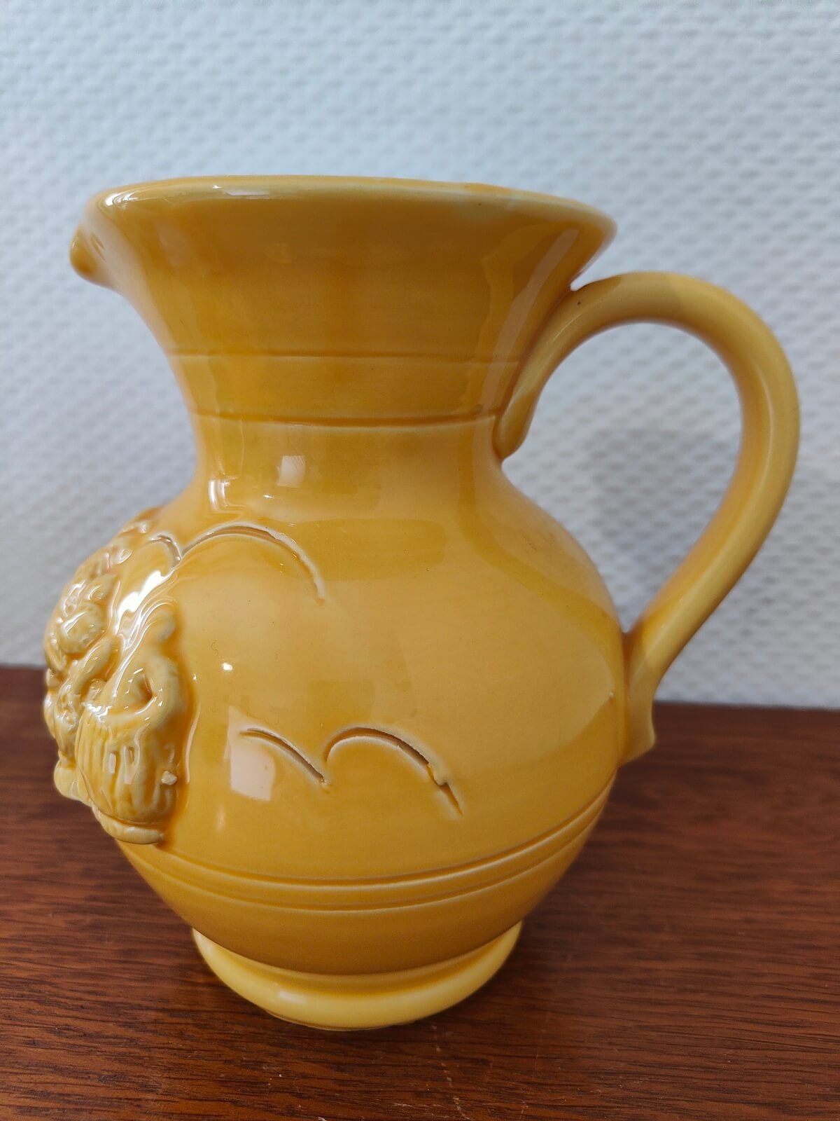 pichet vintage sur table décoration brocante