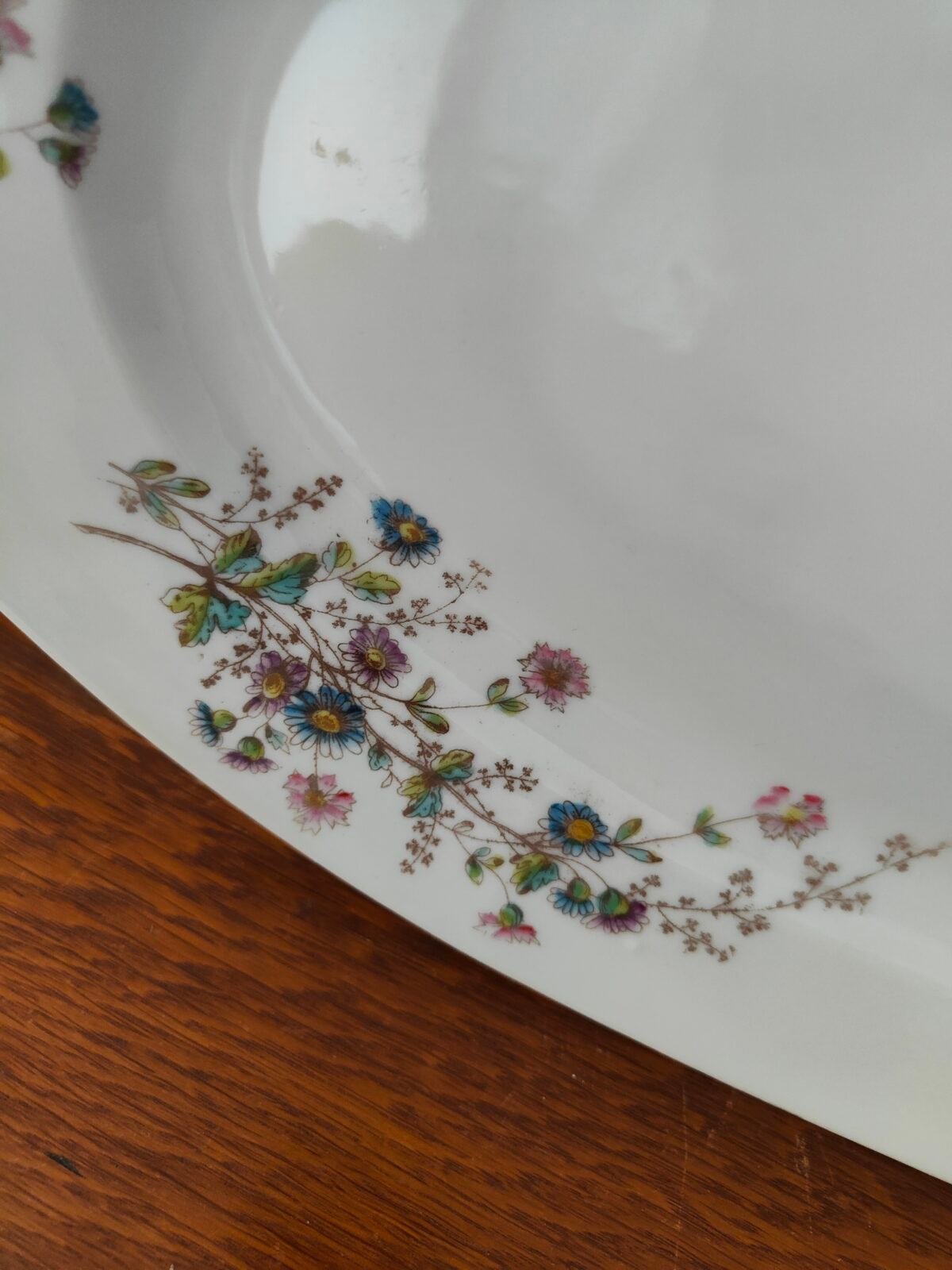 détail motif fleuri plat ancien faience