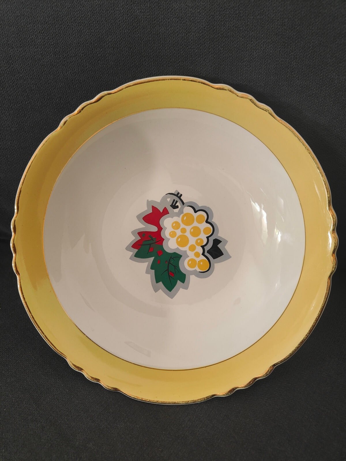 détail décor raisin feuilles rouges vertes céramique vintage