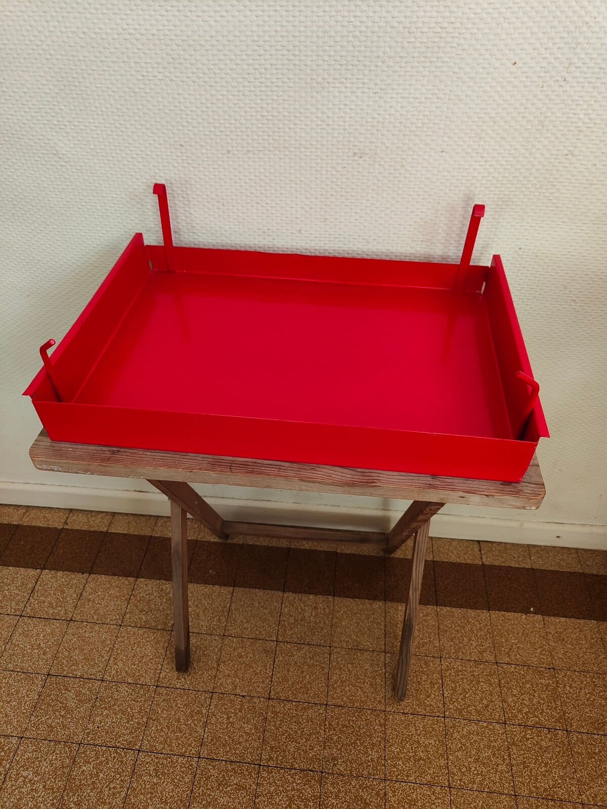 plateau métal rouge console vintage occasion détail surface