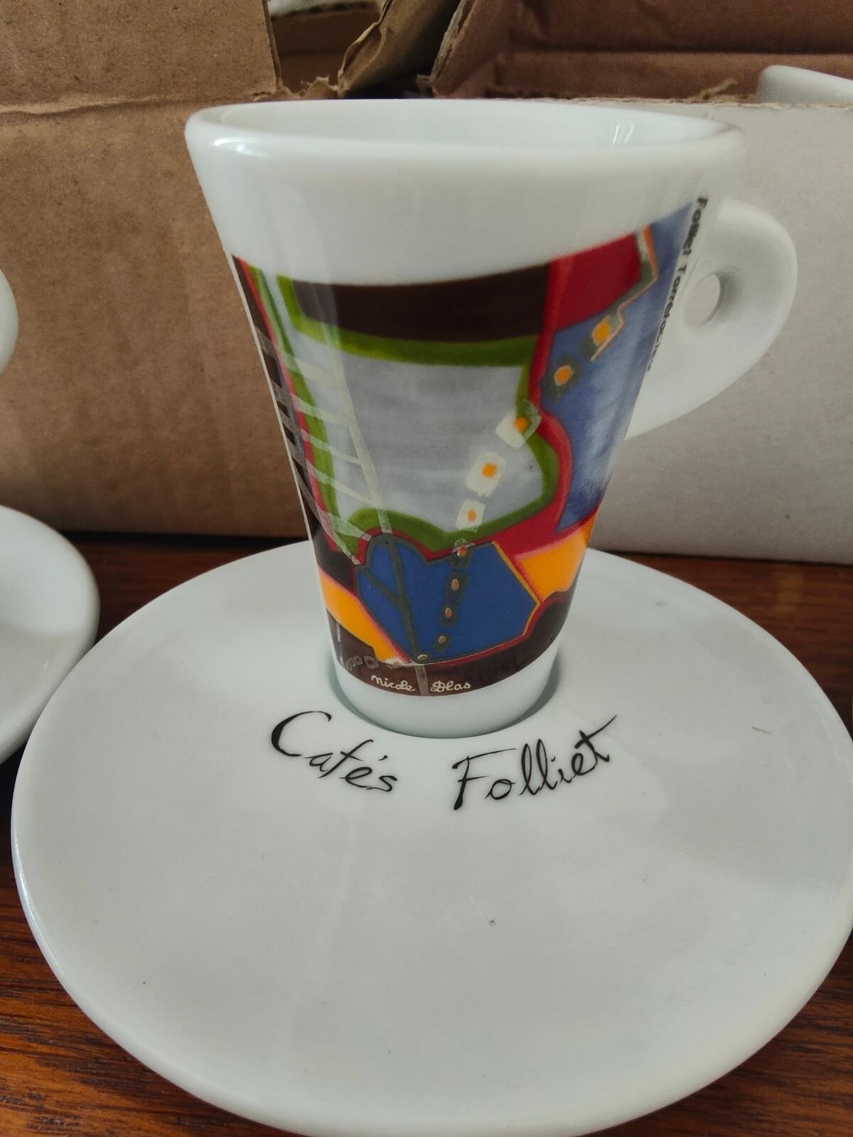 Service café Folliet sur table conviviale décorative