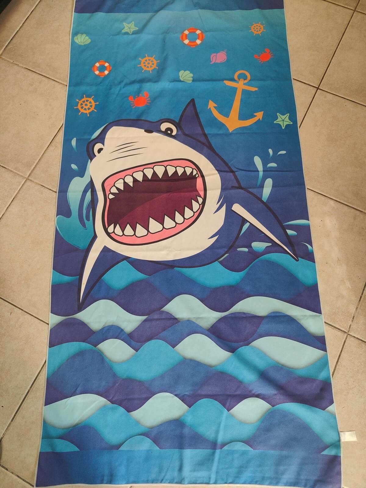 serviette de plage occasion grand format motif requin coloré