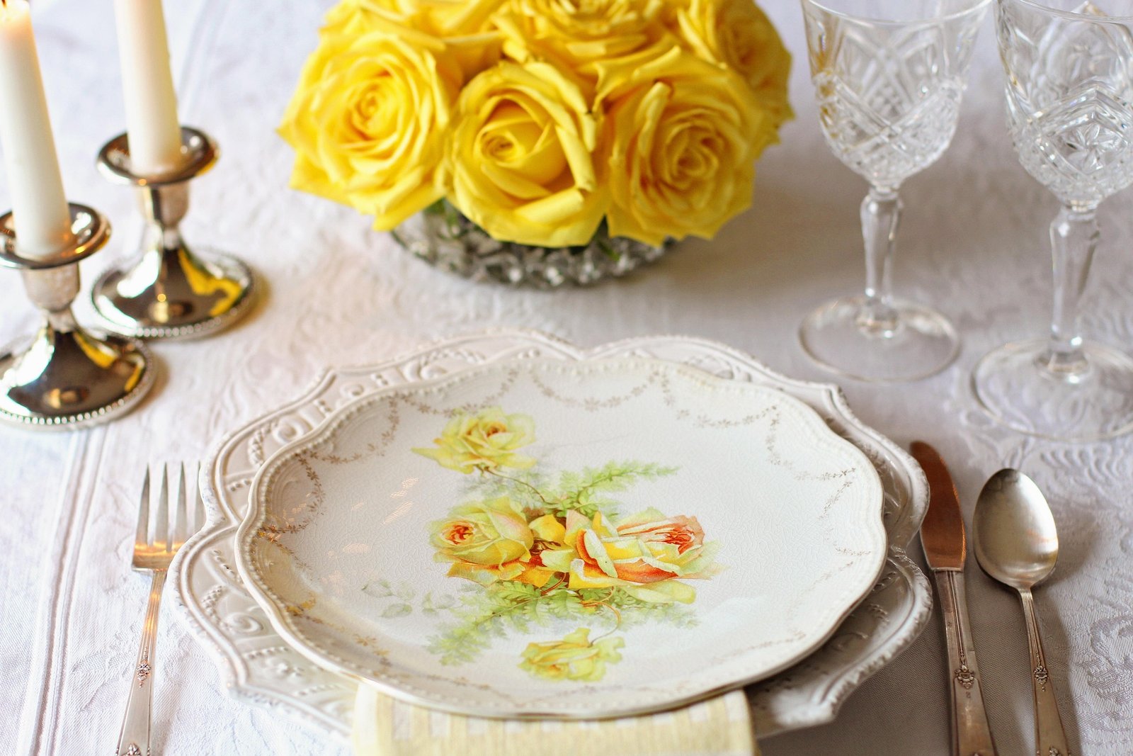vaisselle ancienne dépareillée avec motifs fleurs en porcelaine