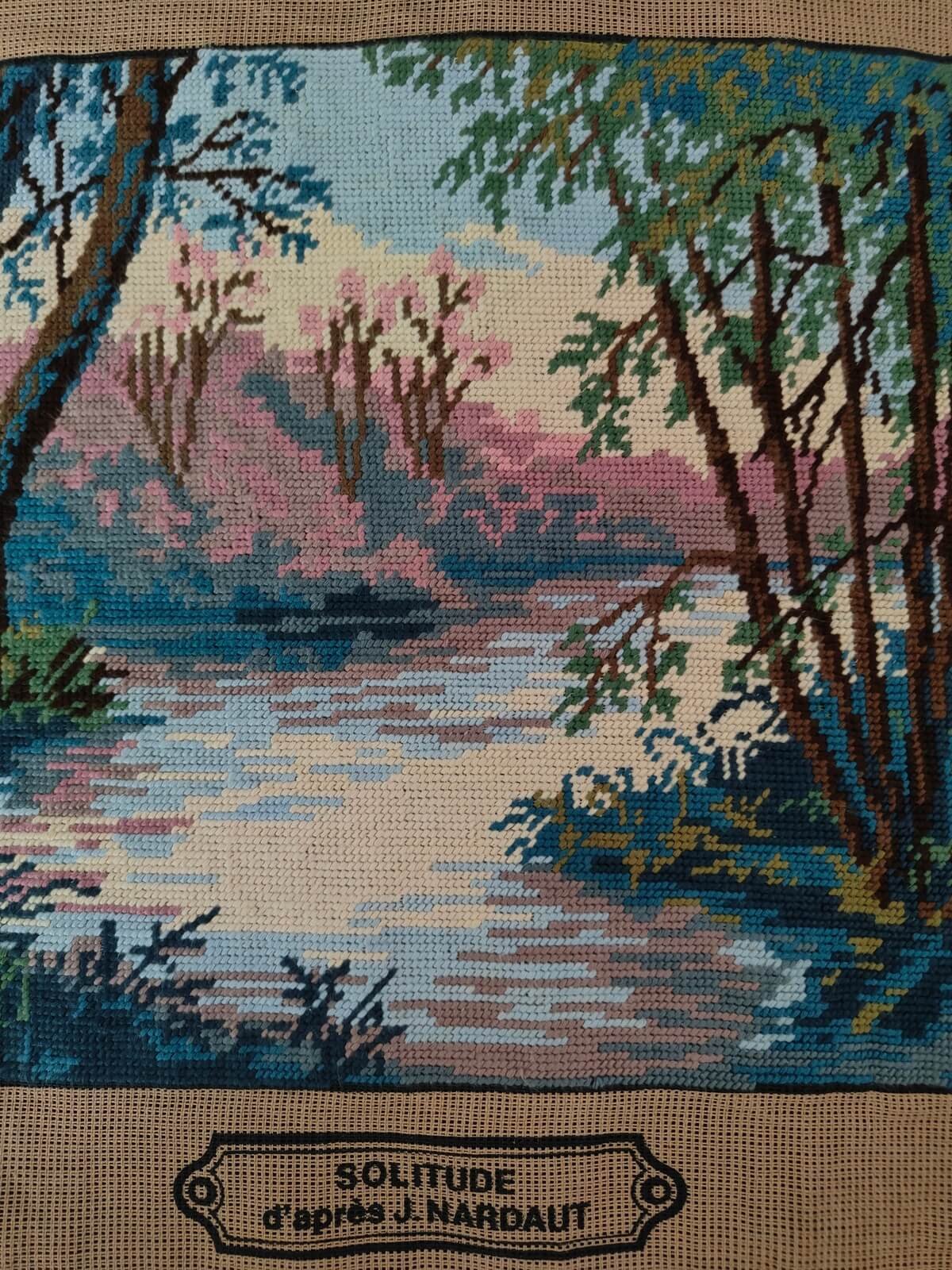 détail du paysage avec cours d’eau et couleurs pastel