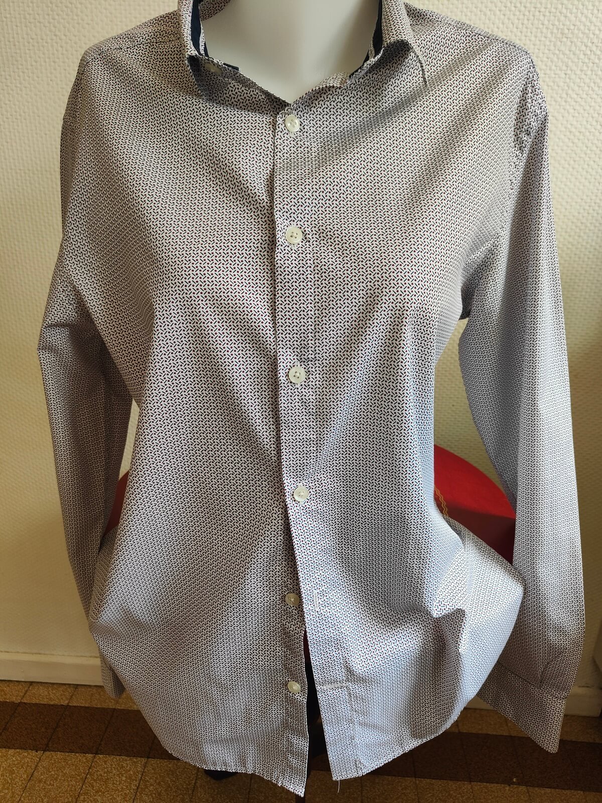 chemise homme slim motif géométrique bleu rouge face