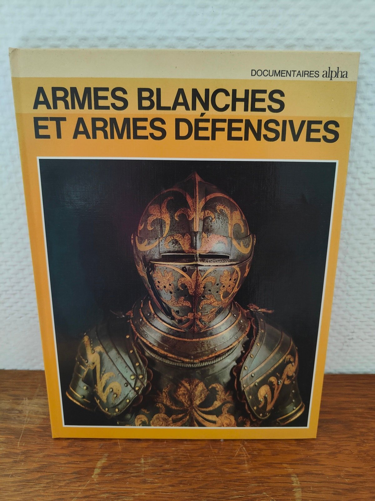 Livre ancien Alpha 1973 sur les armes blanches et armures