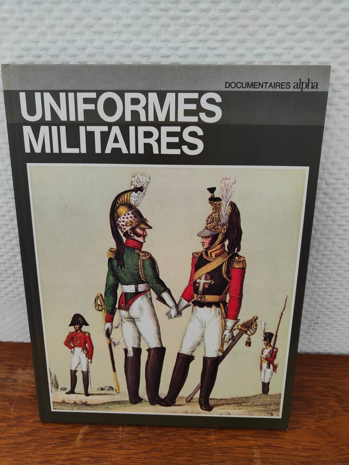 couverture du livre Uniformes militaires Atlas 1973