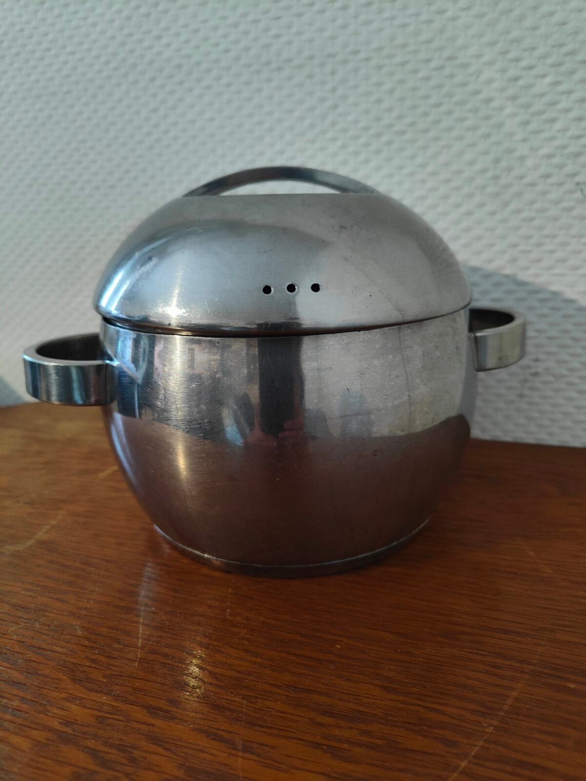 détail des poignées sphériques de la marmite inox Ikea