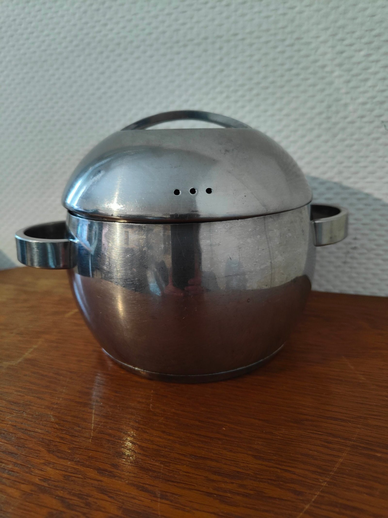 détail des poignées sphériques de la marmite inox Ikea