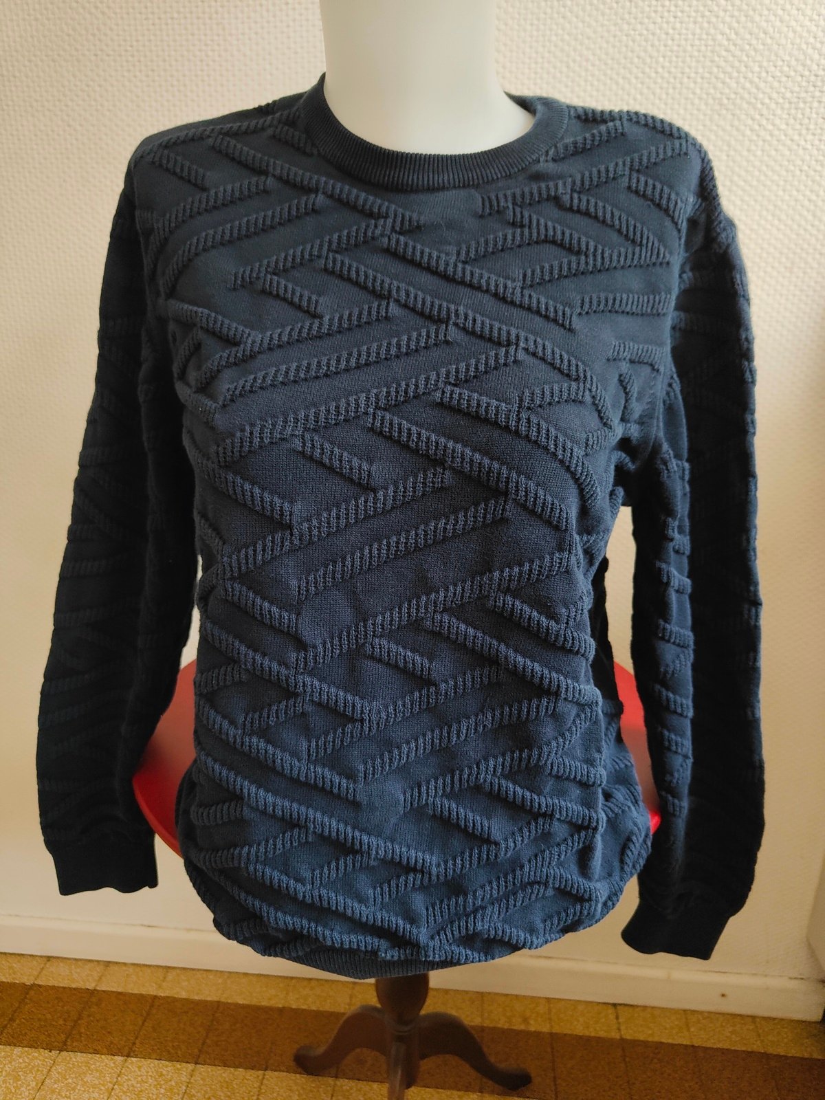 pull homme Armand Thiery marine face maille chevrons