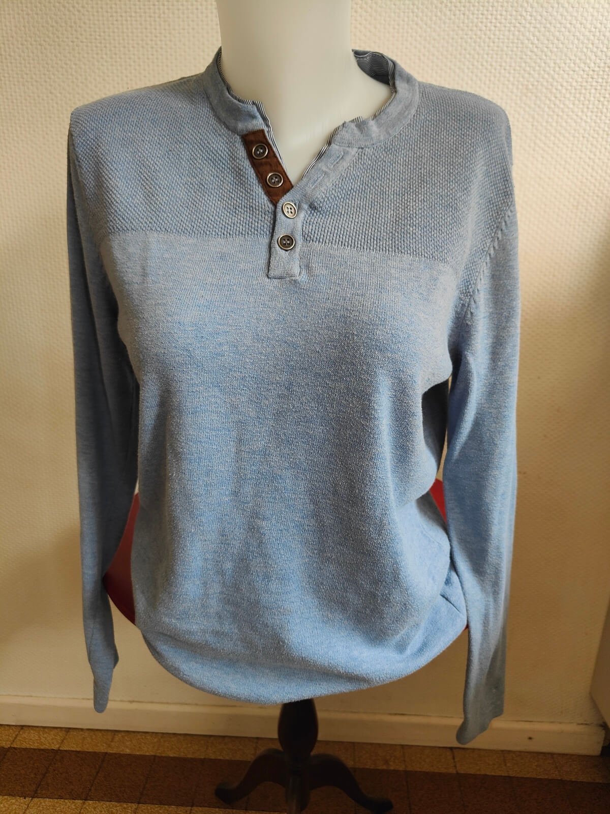 pull homme bleu clair maille légère vue de face