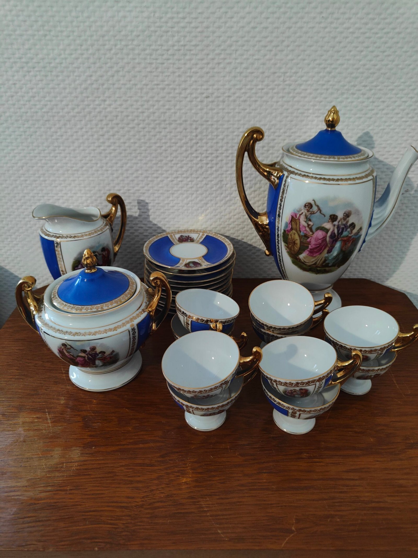 sous-tasses anciennes en porcelaine bleu cobalt
