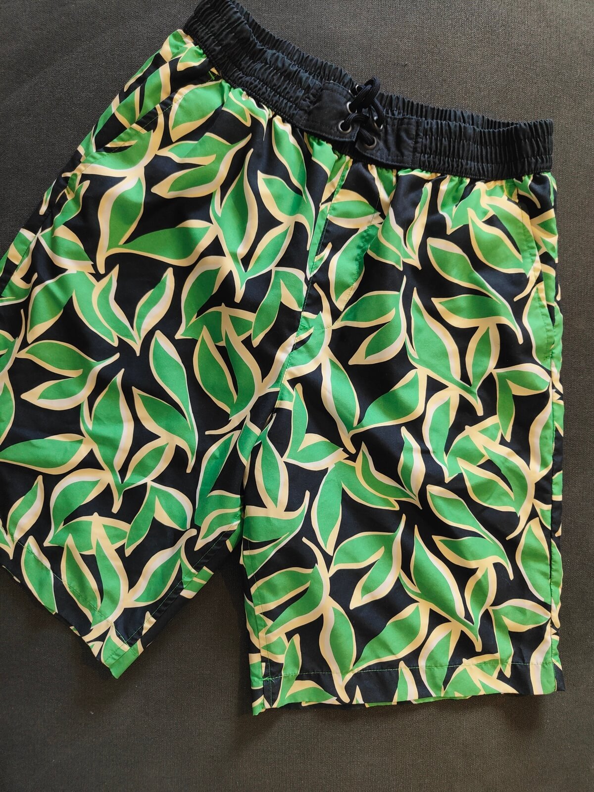 short de bain Bonobo motif feuillage tropical face