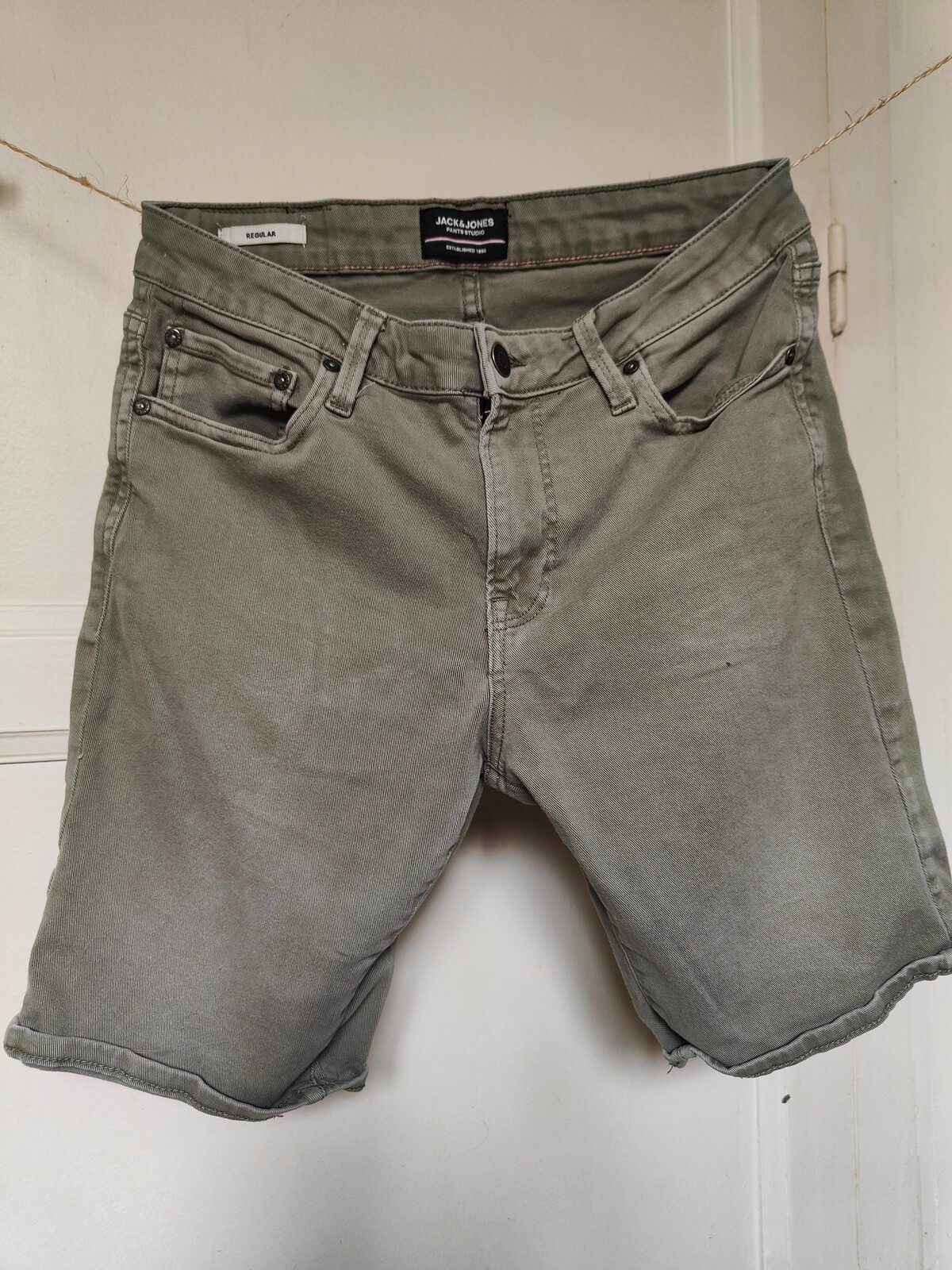 short homme kaki poches latérales pratiques