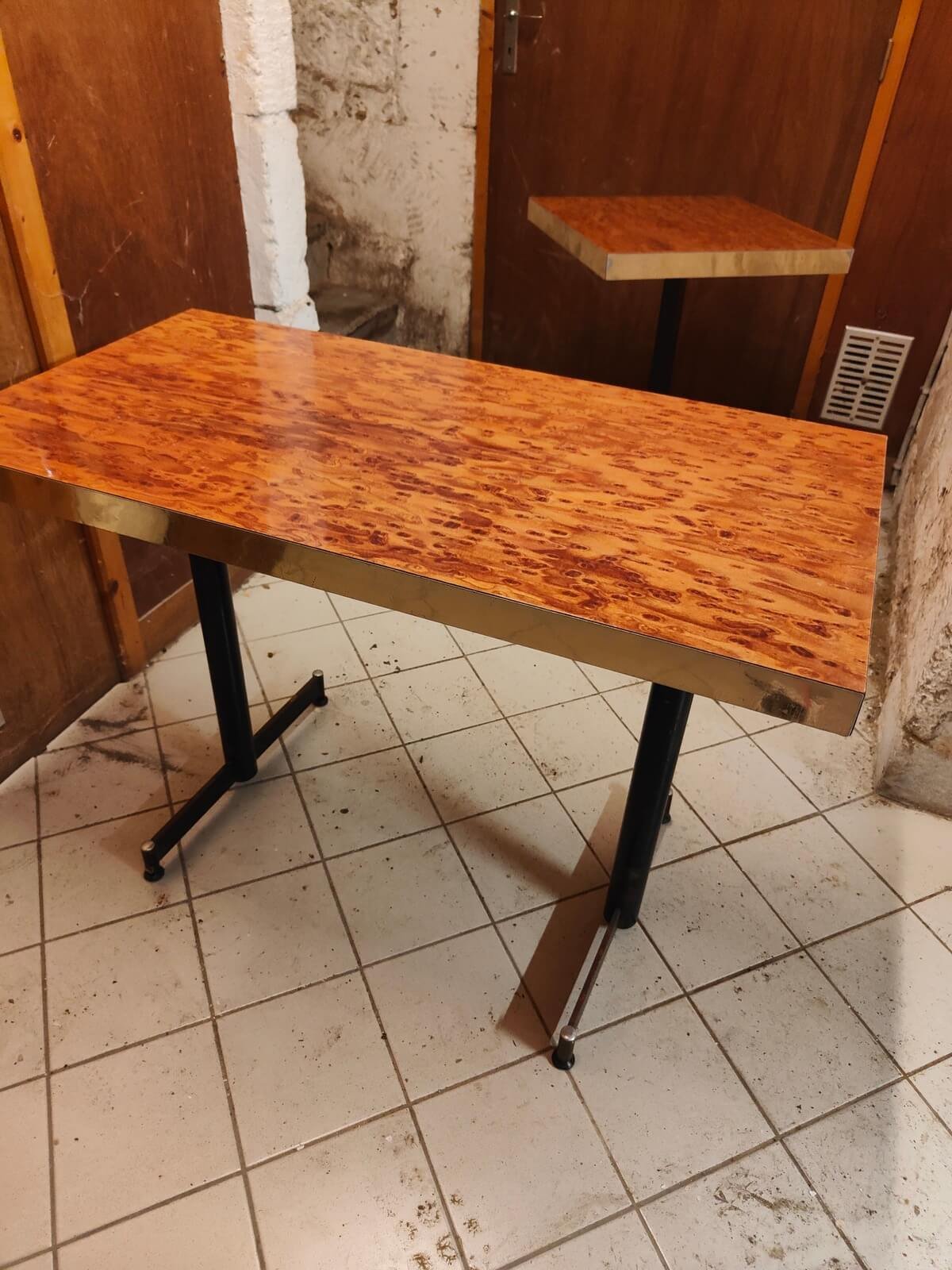 grande table bistrot vintage années 70 avec plateau rétro vitrifié