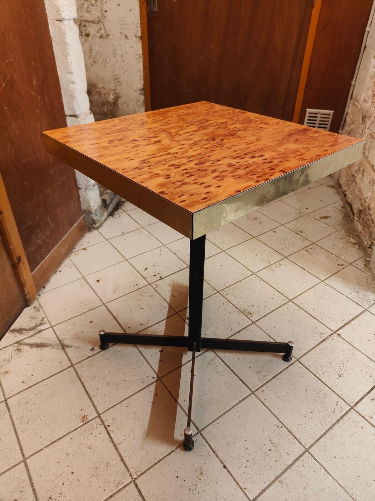 table bistrot vintage années 70 avec plateau brillant